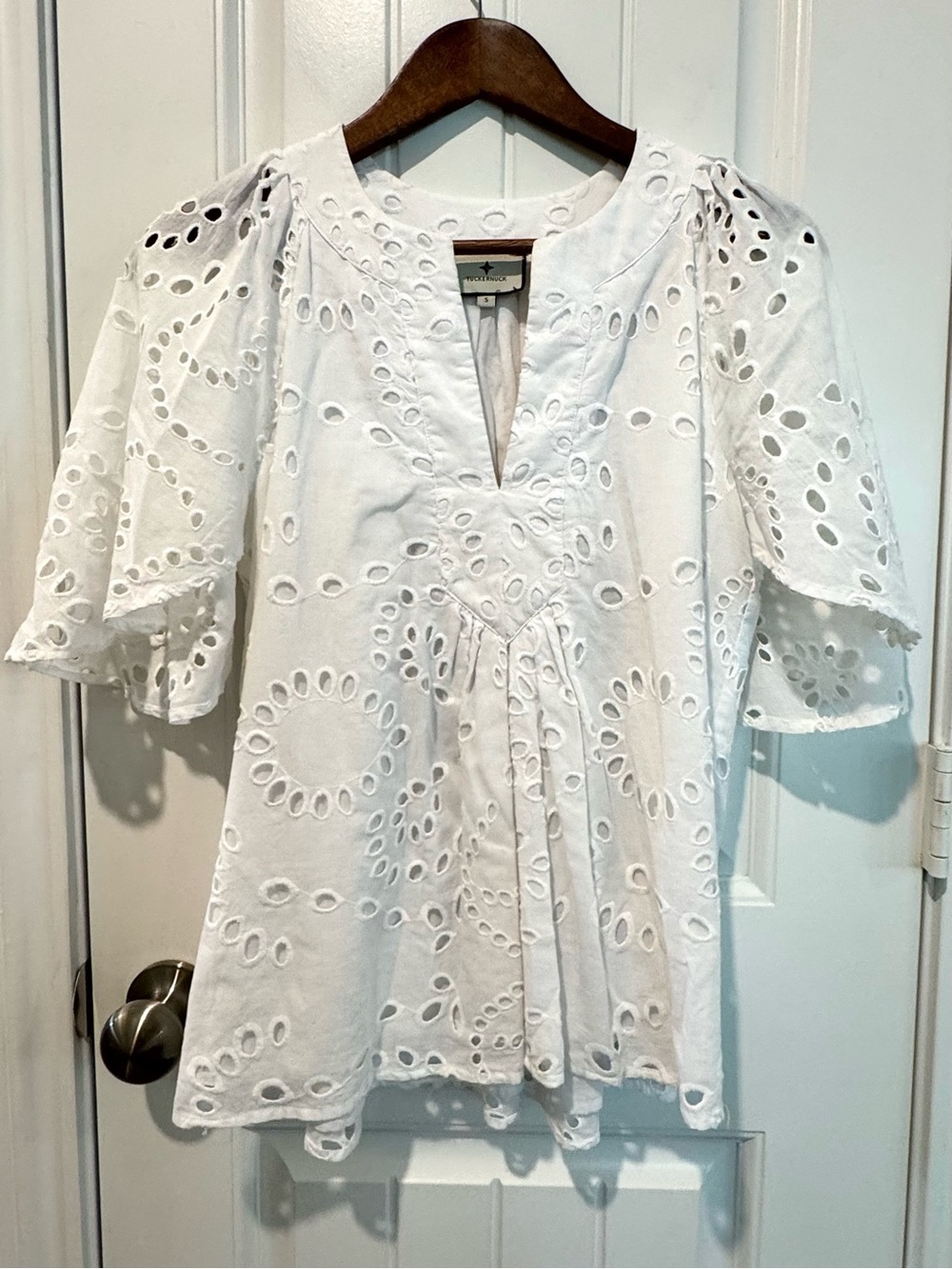 TUCKERNUCK White Eyelet Finley Flutter Sleeve Top Womens Sz Small 100% Cotton - Picture 4 of 12